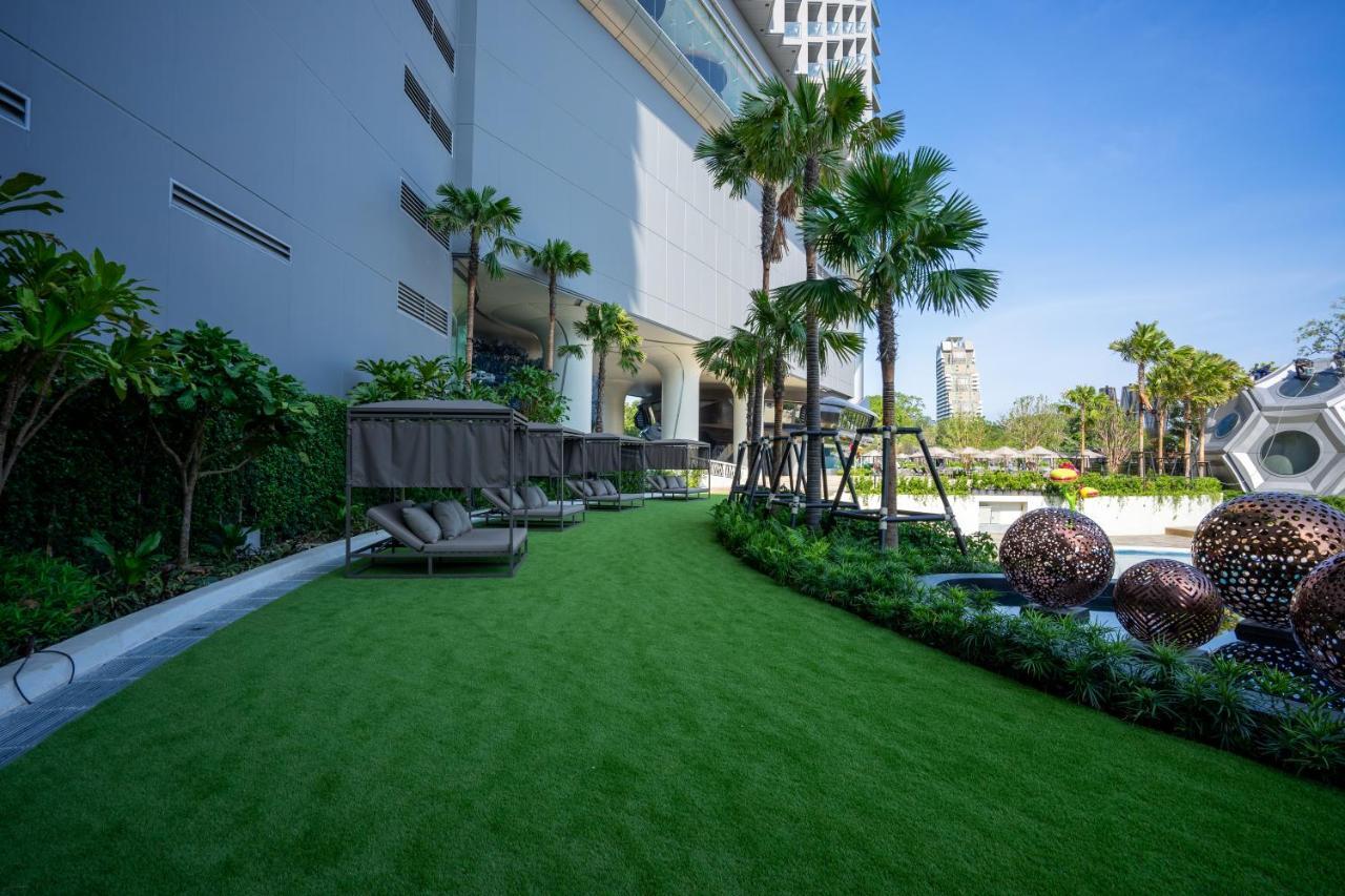 Grande Centre Point Space Pattaya Luaran gambar Artificial grass at a condominium