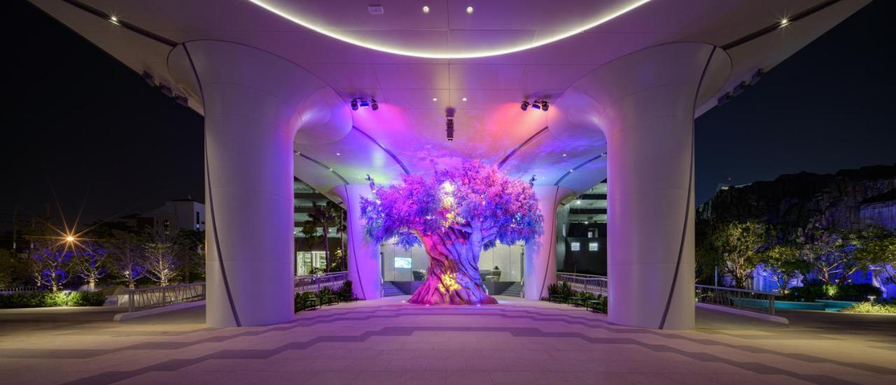 Grande Centre Point Space Pattaya Luaran gambar The Tree of Life at the entrance of the hotel