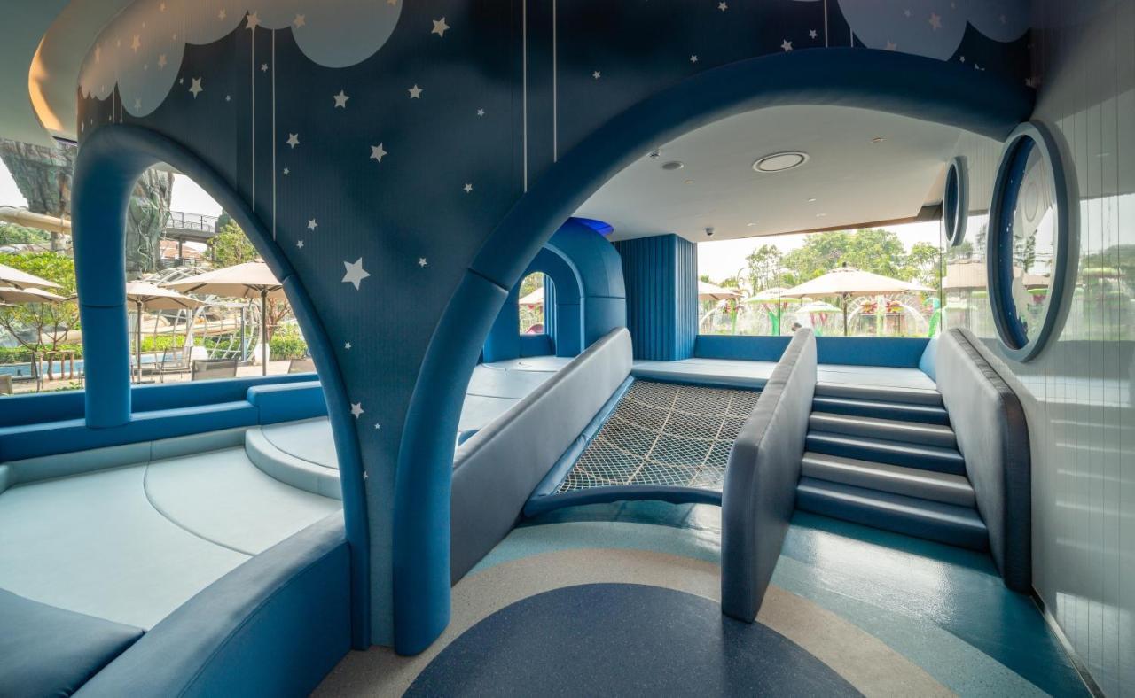 Grande Centre Point Space Pattaya Luaran gambar The interior of the Star Wars Hotel