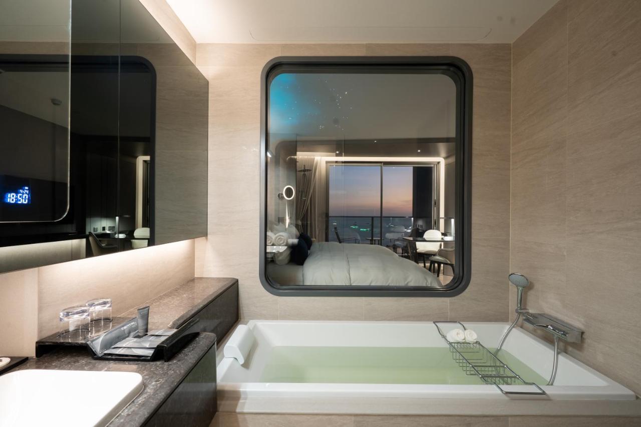 Grande Centre Point Space Pattaya Luaran gambar Bathroom