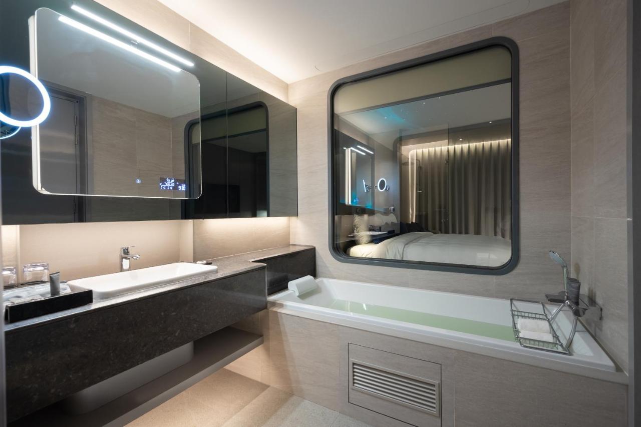 Grande Centre Point Space Pattaya Luaran gambar Bathroom