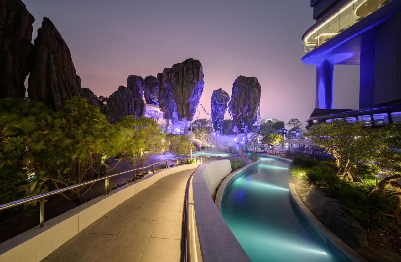 Grande Centre Point Space Pattaya Luaran gambar The artificial river at Vinpearl Hotel Nha Trang