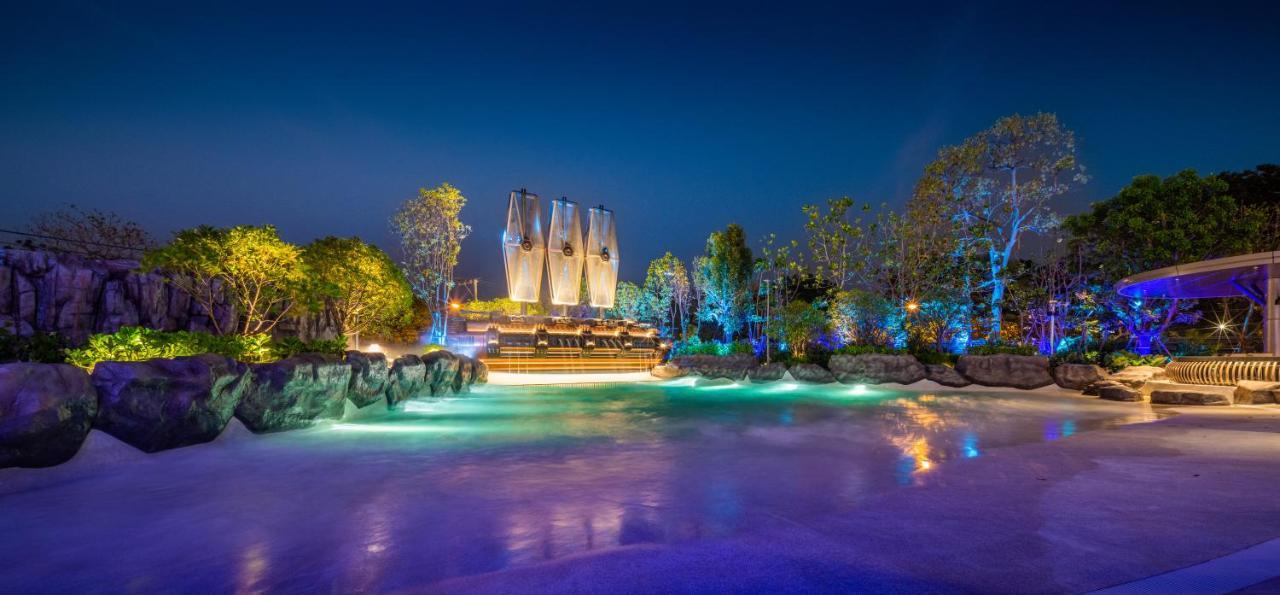 Grande Centre Point Space Pattaya Luaran gambar The park at night