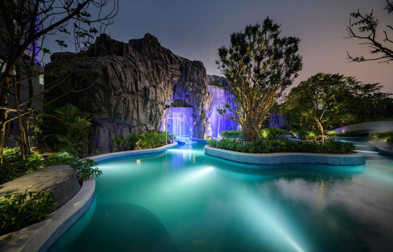 Grande Centre Point Space Pattaya Luaran gambar The artificial waterfall at the resort